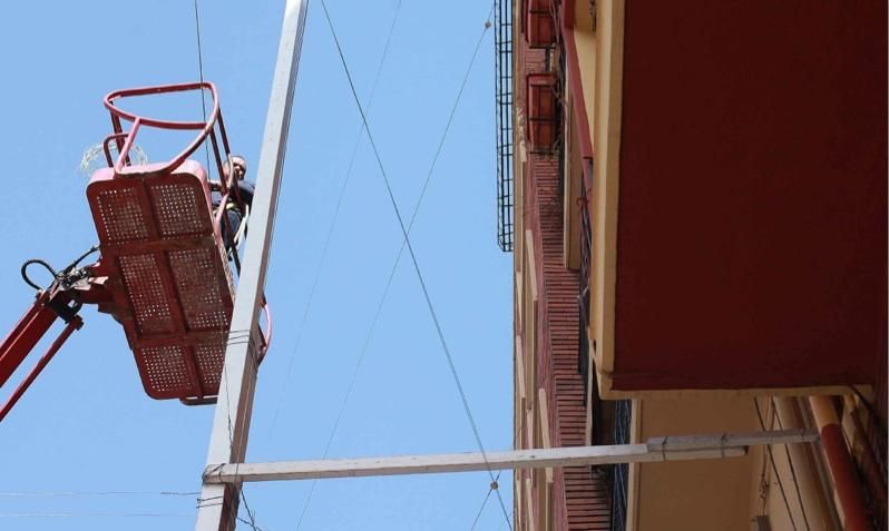 Polémica instalación de las luces de Fallas en la calle Sueca