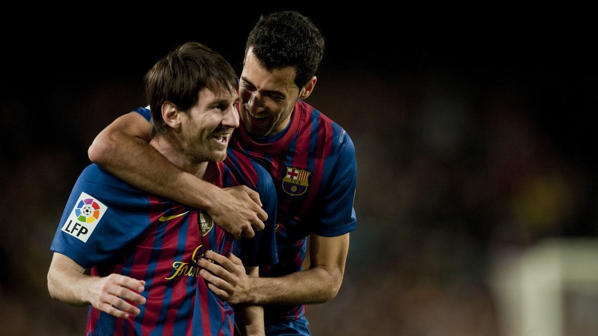  Busquets felicita a Messi tras el primer tanto ante el RCD Espanyol en partido de liga, en mayo de 2012.