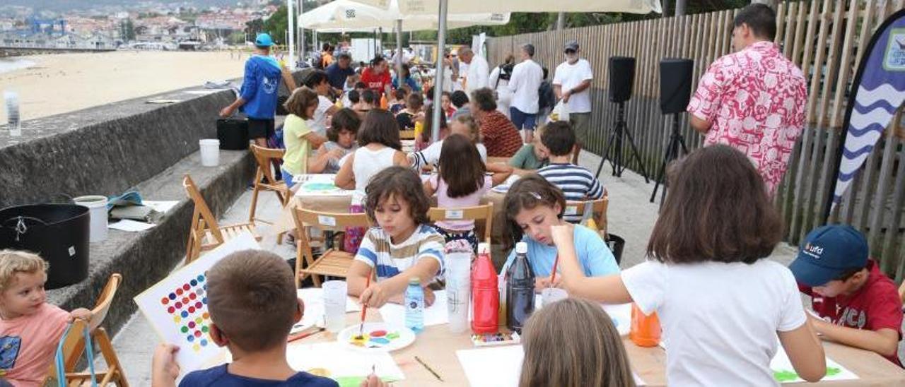 Los participantes se distribuyeron en varias mesas en el entorno del astillero de Banda do Río.  // SANTOS ÁLVAREZ