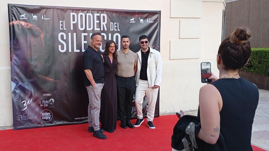 Saúl Pérez Ruano (pantalón negro), con los tres actores de su filme, antes de su estreno en el Albéniz