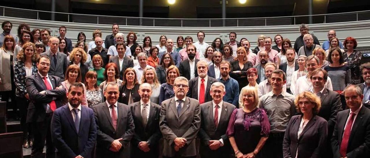 Foto de familia de los participantes en la comisión sectorial de investigación de las universidades del G-9. En primera fila, quinto por la izquierda, el presidente de la comisión y rector asturiano, Santiago García Granda.