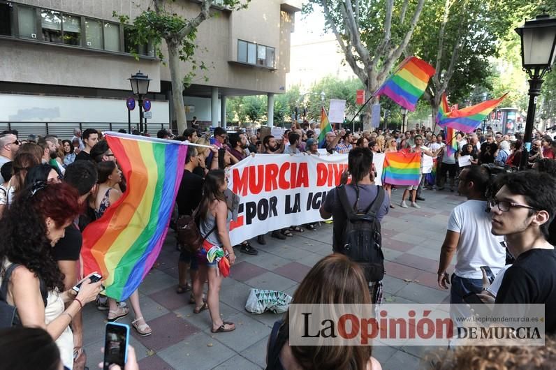 Concentración LGTBI en protesta por la manifestación neonazi del sábado