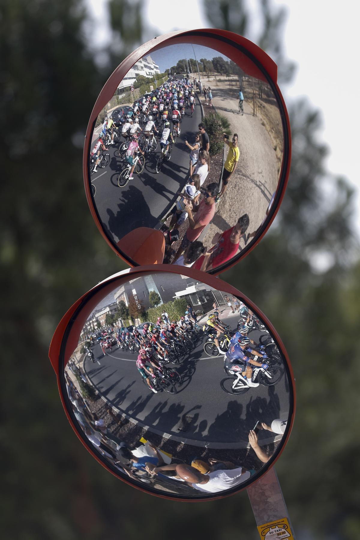 MADRID, 11/09/2022.- El pelotón se refleja en unos espejos de tráfico durante la etapa final de la 77 edición de la Vuelta Ciclista a España, este domingo en Madrid. EFE/ Javier Lizon