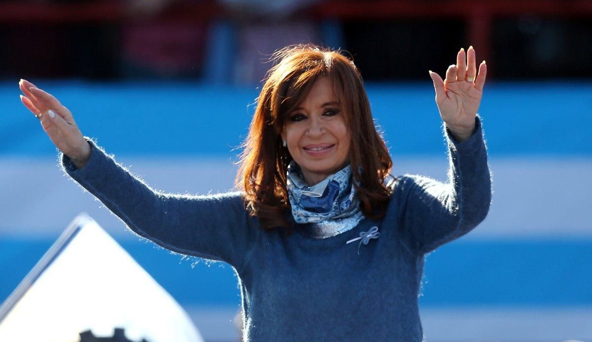 Former Argentine President Cristina Fernandez de Kirchner waves during a rally in Buenos Aires  Argentina June 20  2017  Picture taken June 20  2017  REUTERS Marcos Brindicci