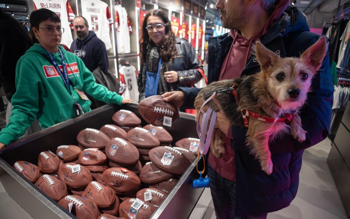 Visitantes en la NFL Shop instalada en el Bernabéu.