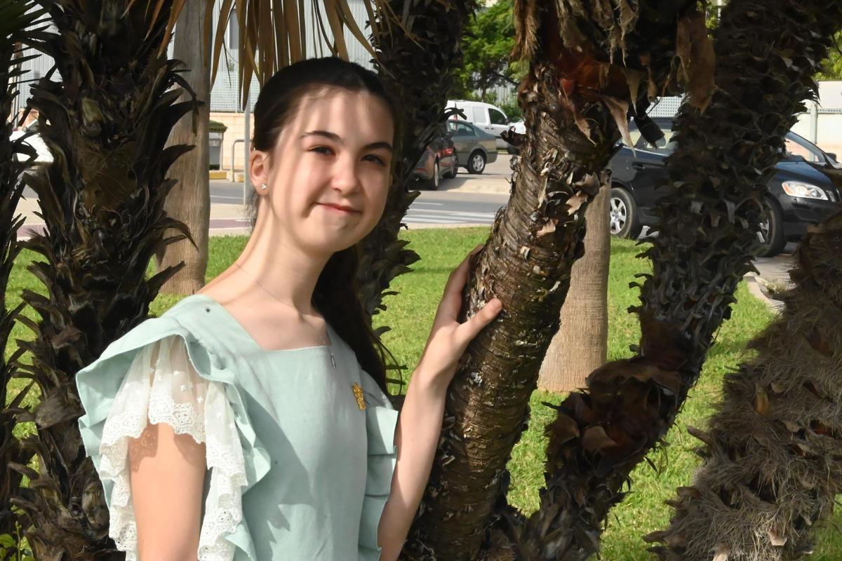 Amanda Marmaneu és la madrina infantil de Farola-Ravalet per a la Magdalena 2025.
