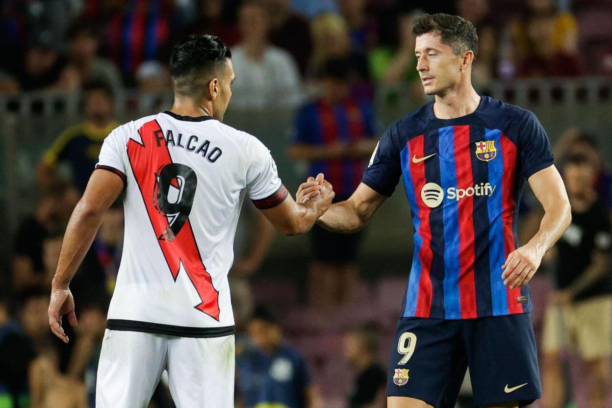 FC Barcelona´s Robert Lewendowski (R) greets Rayo Vallecano´s Radamel Falcao (L) during their Spanish LaLiga soccer match between FC Barcelona and Rayo Vallecano at Spotify Camp Nou stadium in Barcelona, Catalonia, Spain, 13 August 2022. EFE/ Quique Garcia