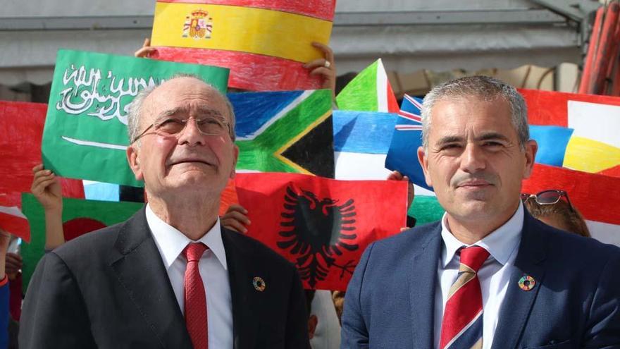 El alcalde, junto a Julio Andrade, en un acto este martes en la plaza de la Constitución.