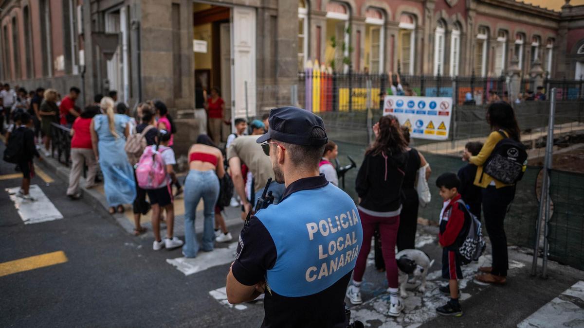 Dispositivo de seguridad en los colegios de La Rosa y Las Salesianas