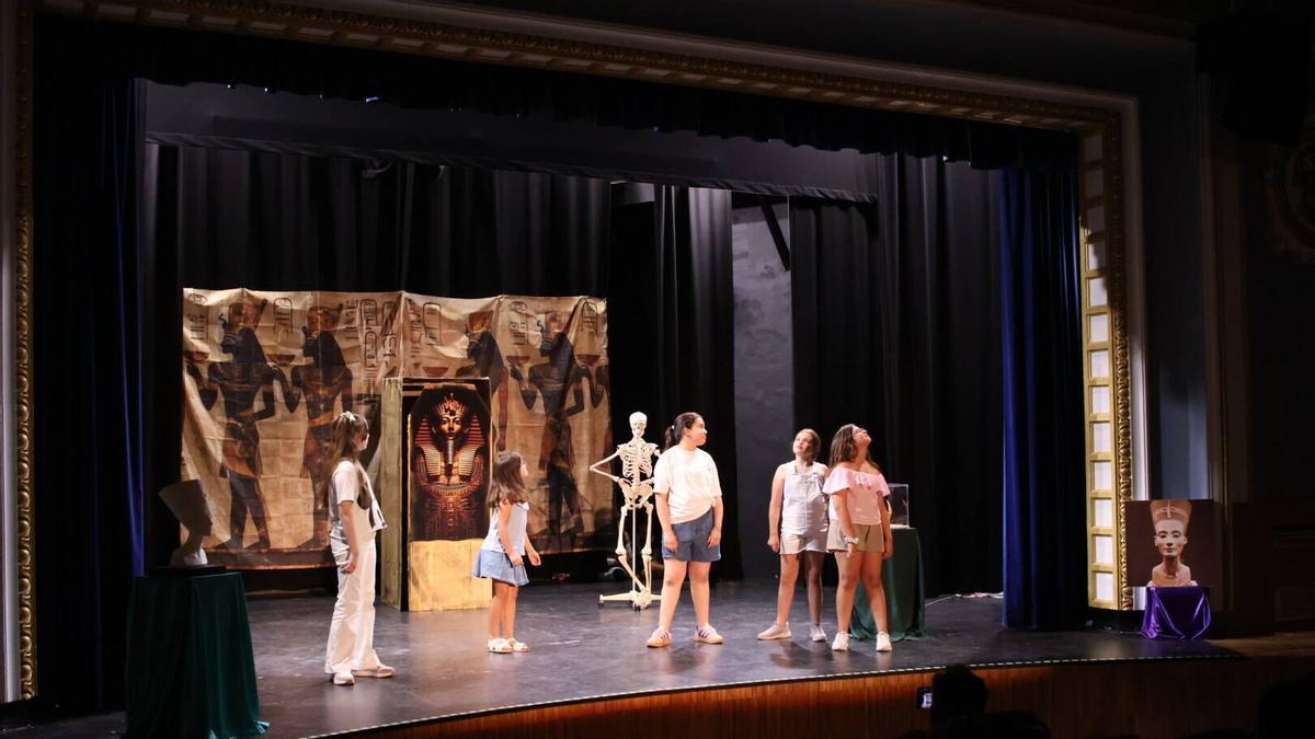 Representación de la obra "Atrapados en el Museo" por el grupo de teatro del Colegio Nuestra Señora del Rocío de Zamora.