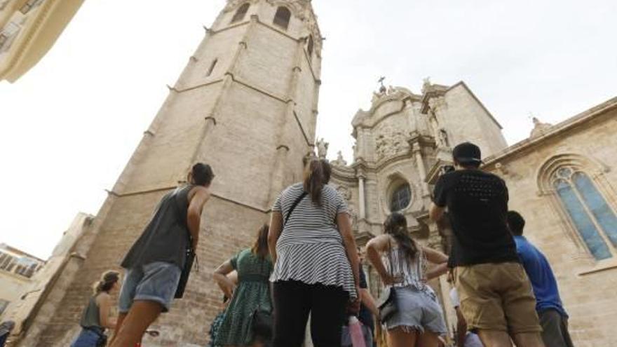 Turistas por el centro histórico de València.