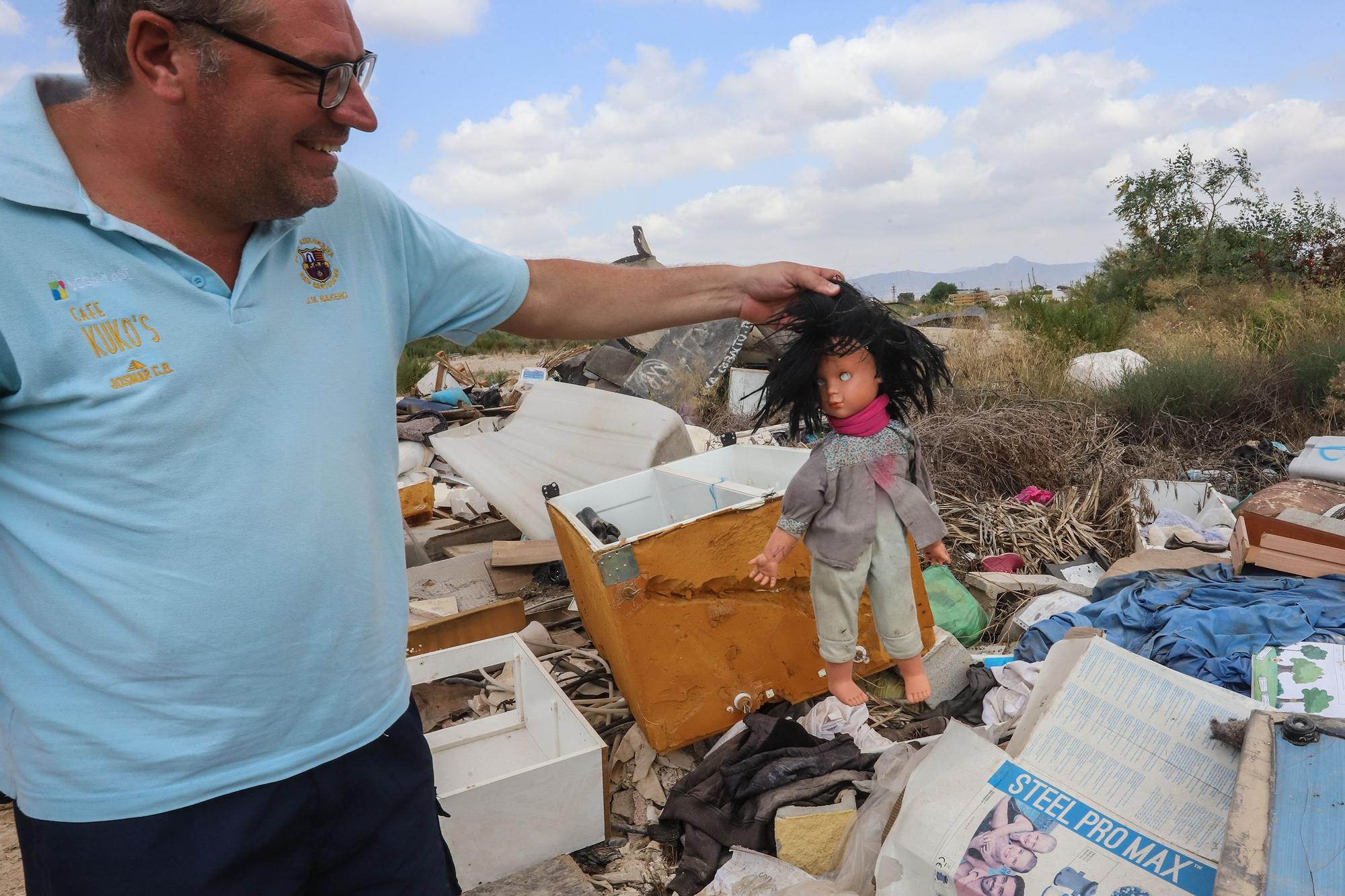 Los escombros y la maleza invaden los alrededores del polígono de Orihuela