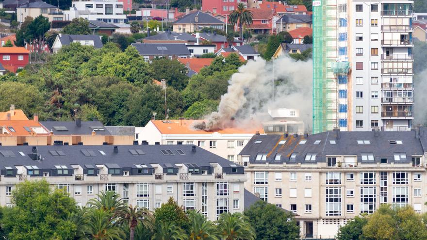 Arde un trastero en Perillo, cerca del cruce de Sol y Mar