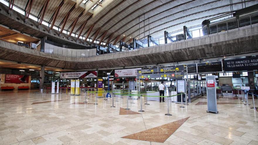 El aeropuerto de Los Rodeos en el primer día de la fase 1 de desescalada.