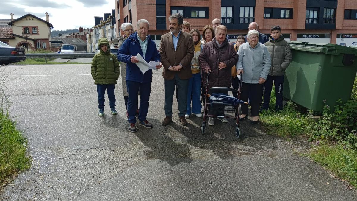Juan Luis Berros, en el centro, con vecinos