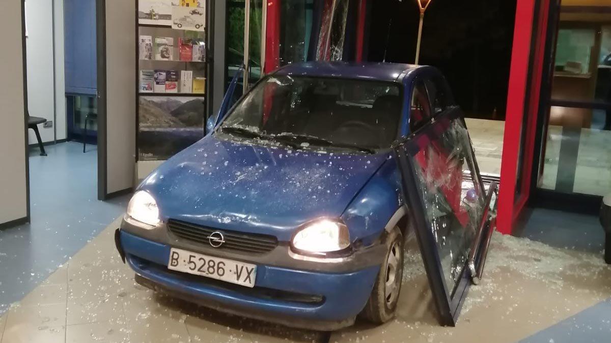 Un hombre bebido empotra su coche contra la comisaría de los Mossos de Ripoll