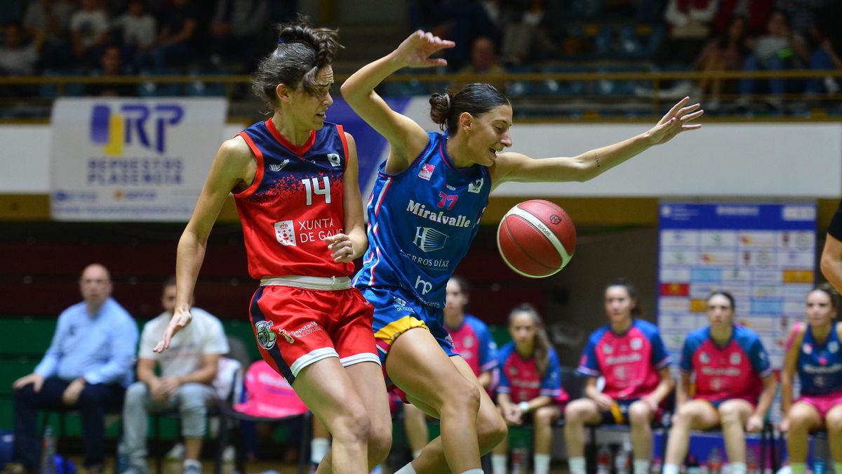 Emilia García recibe una falta de una rival.