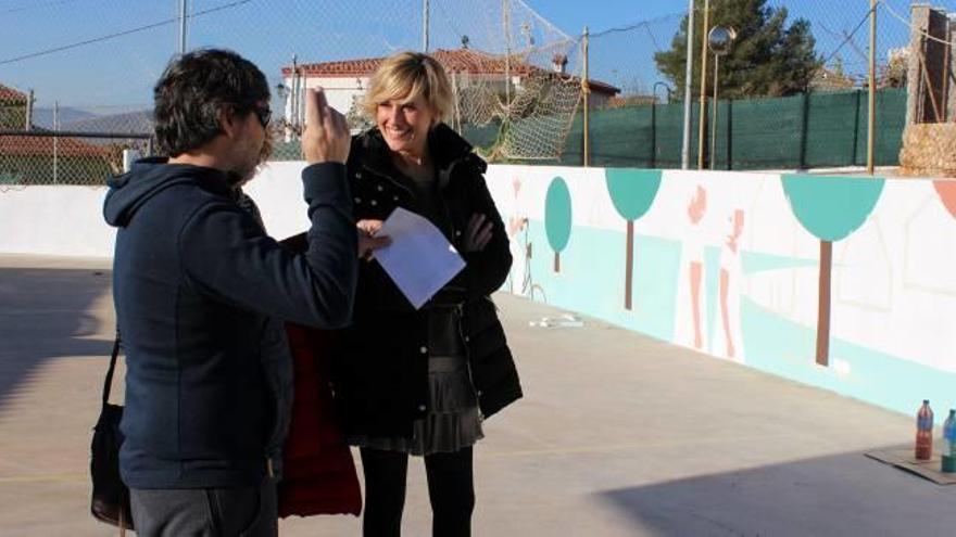 La concejala de Cultura, Verònica Ruiz, observa uno de los murales.