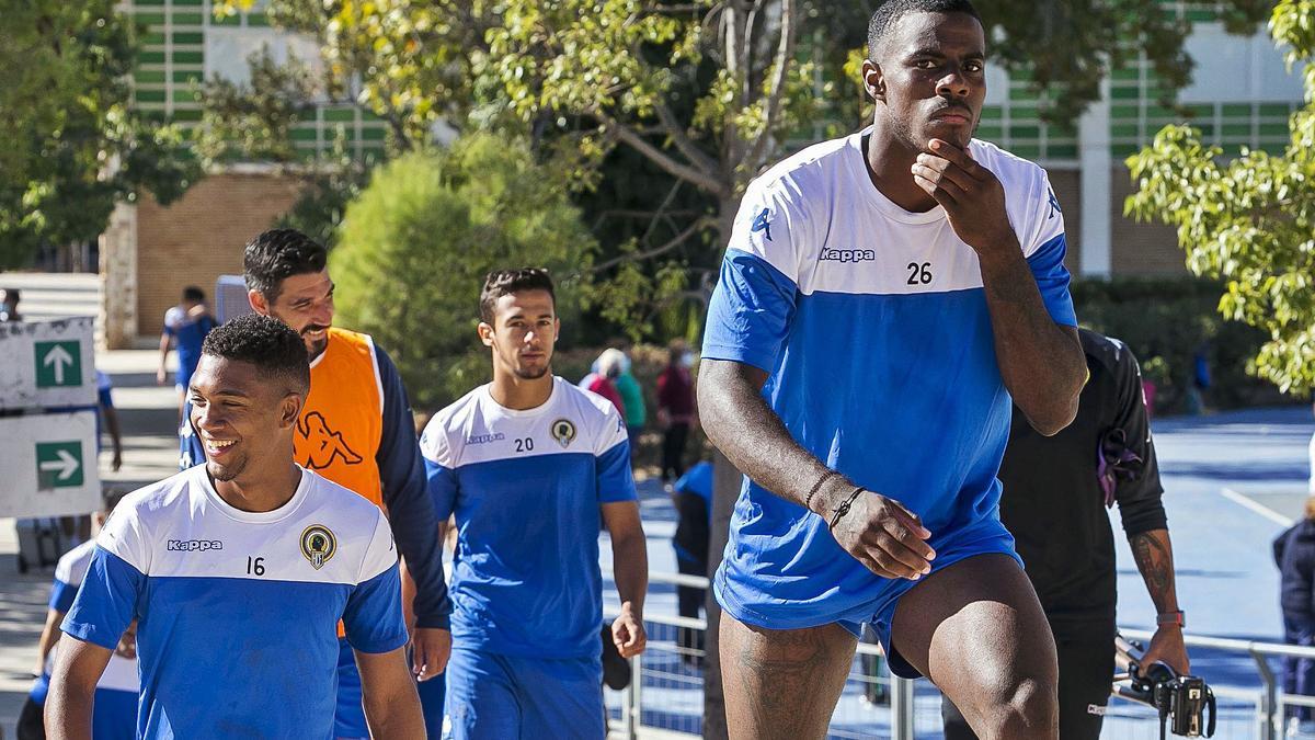 Kévin Appin sube el primerolas escaleras de la CiudadDeportiva tras concluir elentrenamiento.