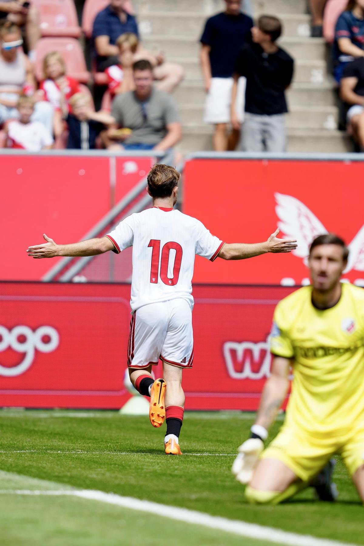 Peque celebrado el gol.