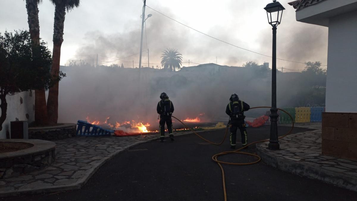 Bomberos extinguen un incendio en un parque de Vilaflor.