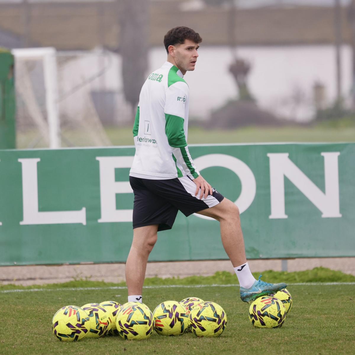 Álvaro "Trilli", último fichaje blanquiverde, en un entrenamiento de esta semana.