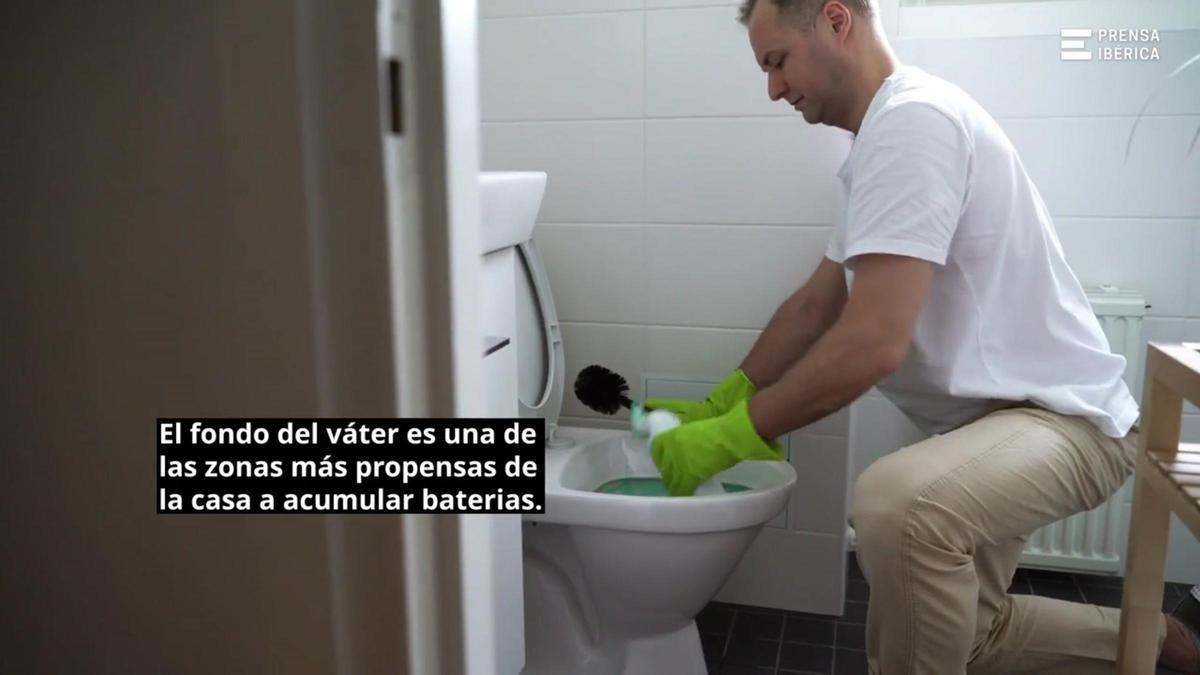 Cómo limpiar el fondo del váter y eliminar las manchas marrones