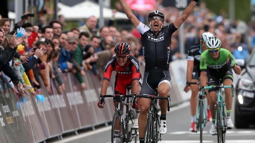 Cancellara se impone en la meta de Ourdenaarde. // Efe