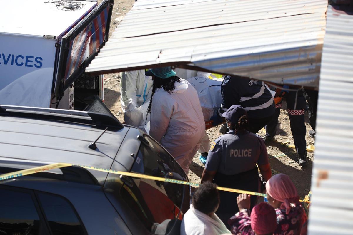 Encuentran a 21 jóvenes muertos en un bar de Sudáfrica