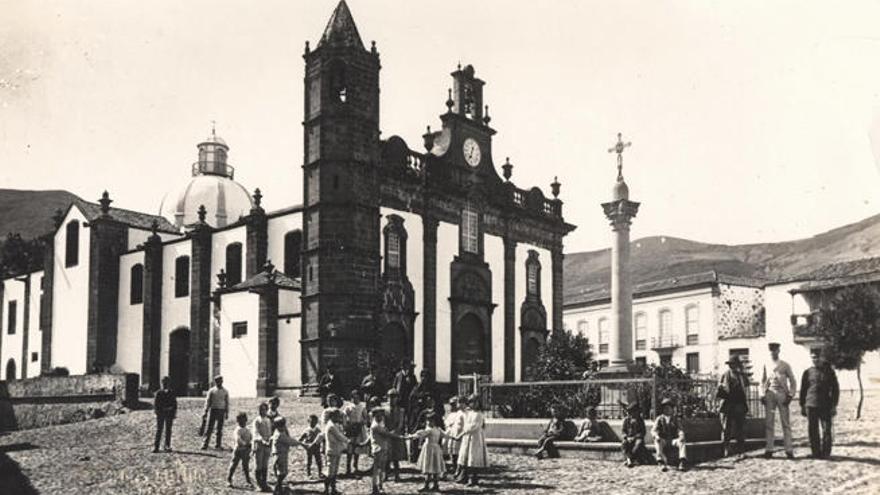 El Cabildo celebra la segunda visita guiada al casco histórico de Teror e interior de su Basílica