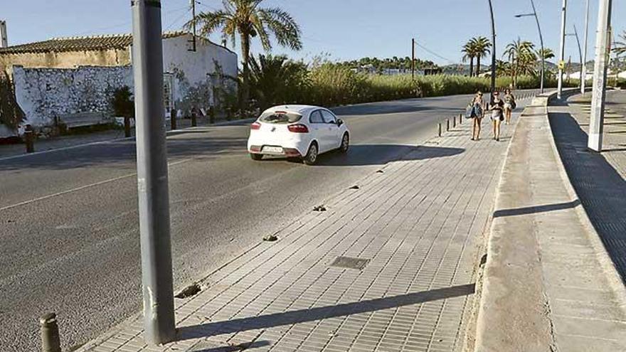 Un coche arrasa once bolardos en Eivissa
