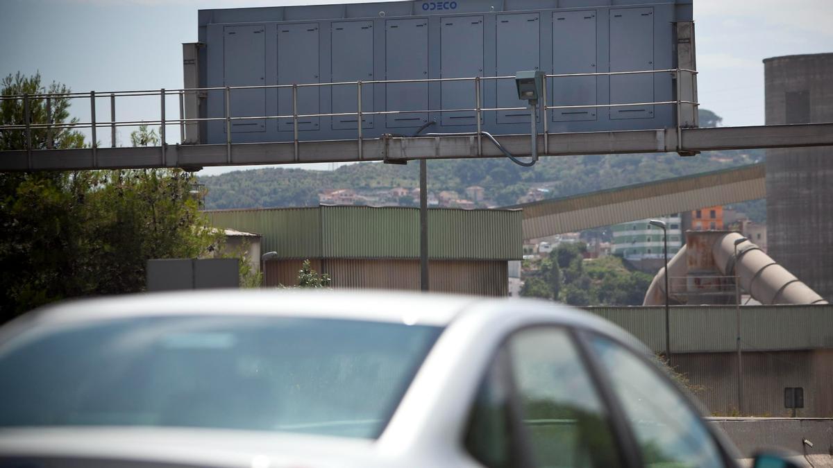 Un radar convencional situado en una vía situada en el Área Metropolitana de Barcelona