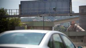 Un radar convencional situado en una vía situada en el Área Metropolitana de Barcelona.