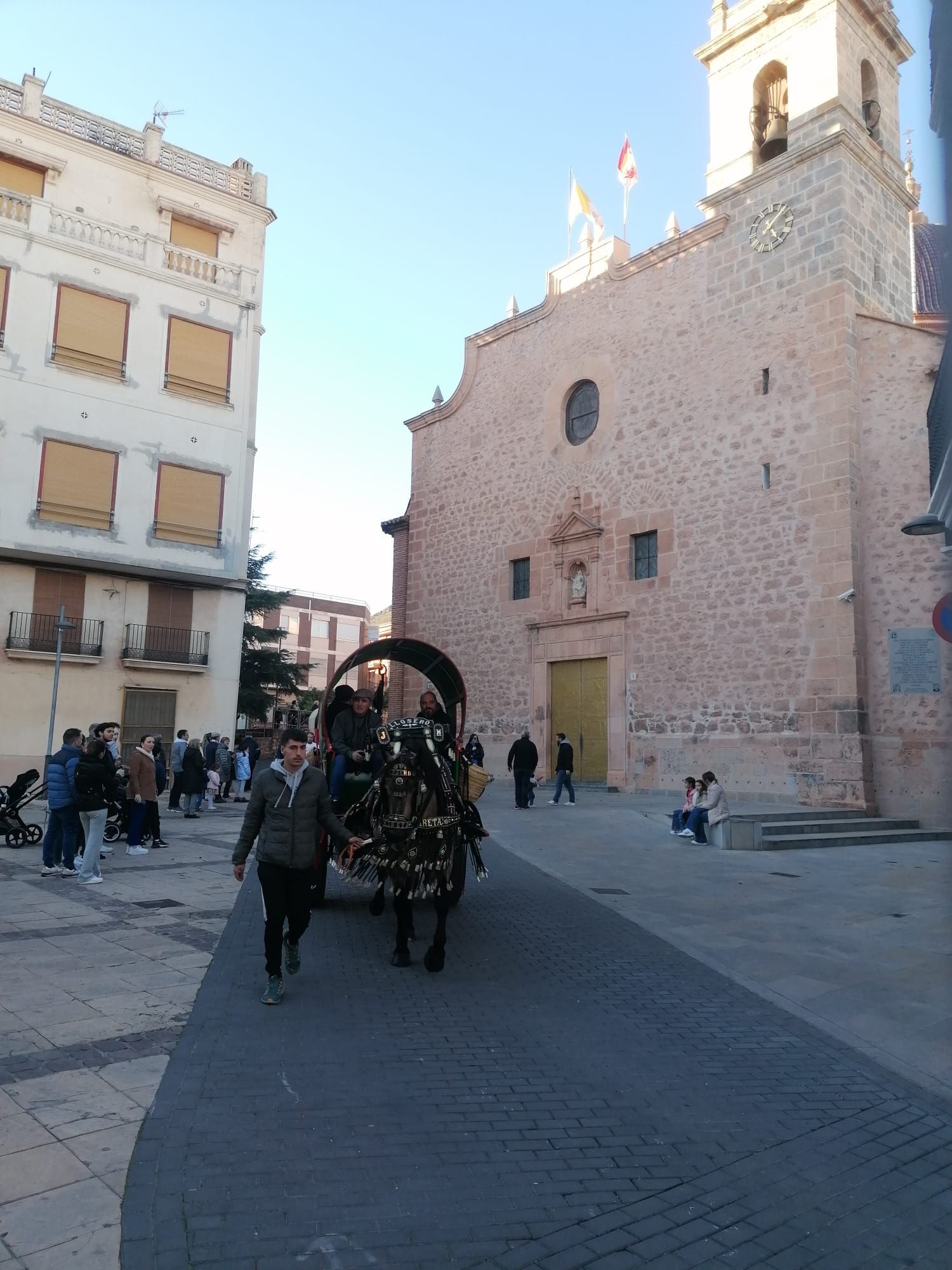 La Vall recupera su multitudinario pasacalle de Sant Antoni