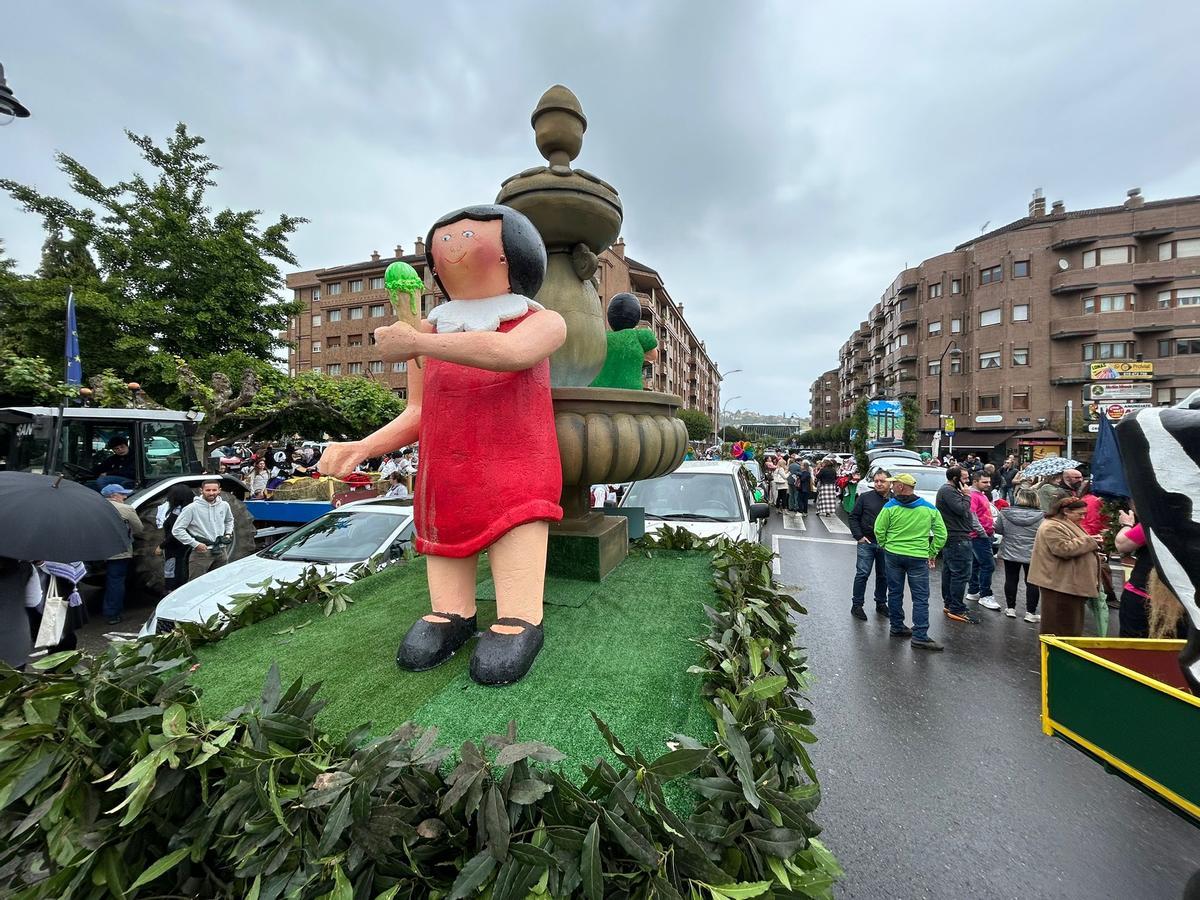 EN IMÁGENES: Castrillón se vuelca con la cabalgata de carrozas y xarrés