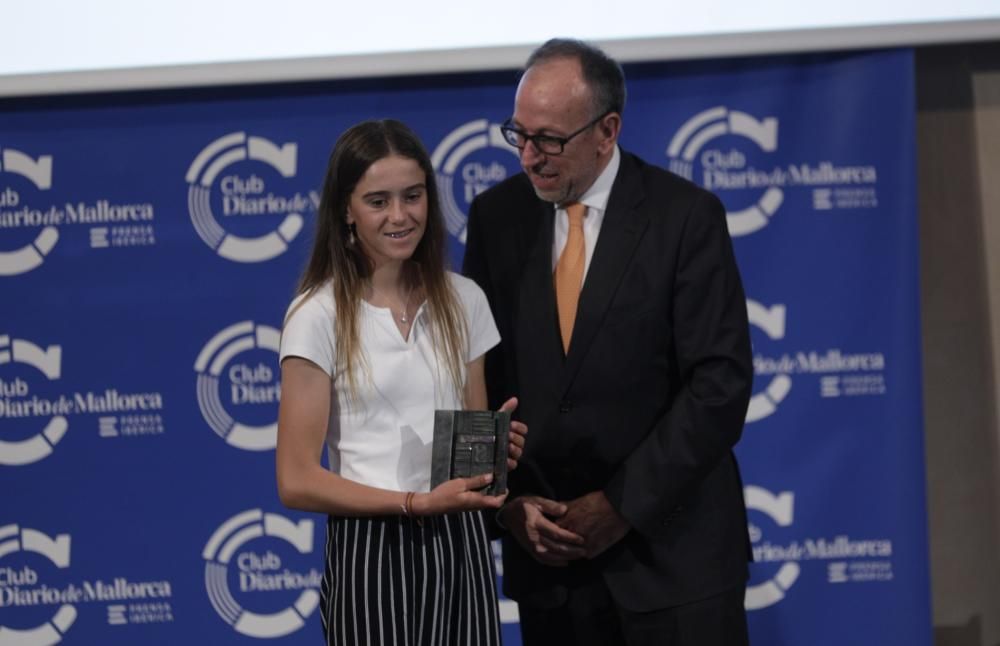 María Perelló, premio Diario de Mallorca de Deporte, recibe el galardón de manos de Joan Serra, subdirector general de Contenidos de Prensa Ibérica para Cataluña y Baleares.