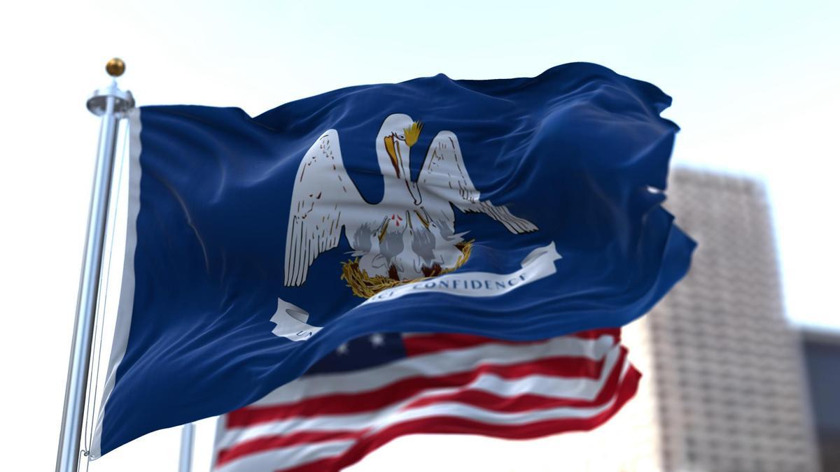 La bandera de Luisiana, junto a la de Estados Unidos.