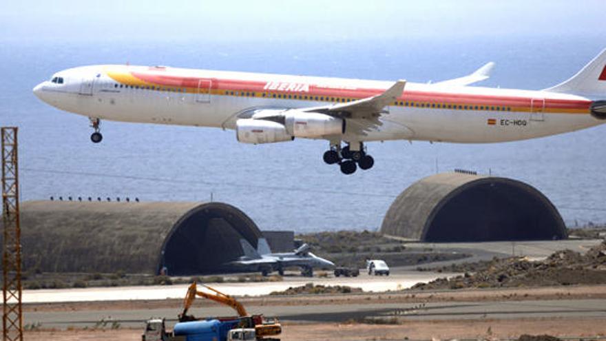 Un avión de Iberia, en el momento de tomar tierra en el aeropuerto de Gran Canaria. i LP / DLP