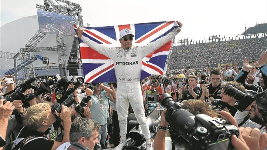 Hamilton logra su cuarta corona tras una carrera accidentada