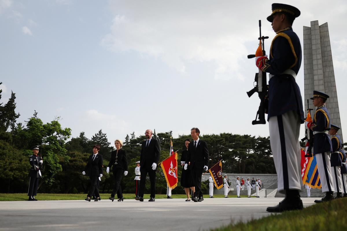 Von der Leyen y Michel visitan el Cementerio Nacional de Corea