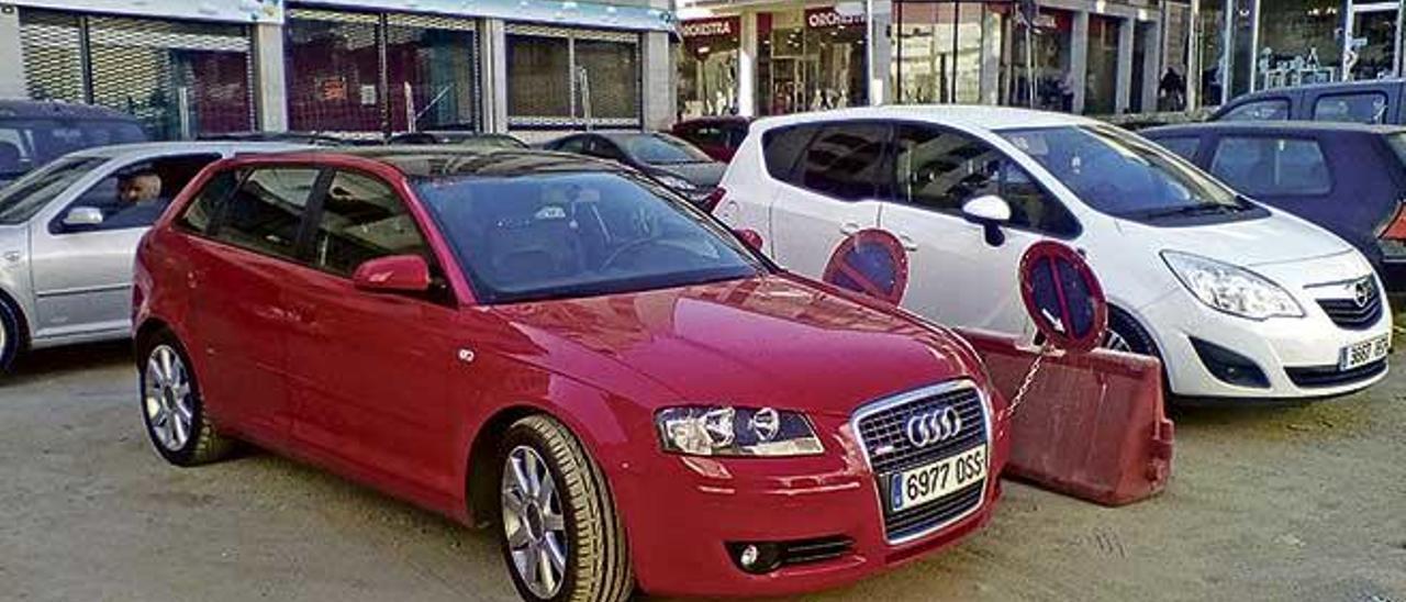 El coche estacionado ante dos señales de prohibición.