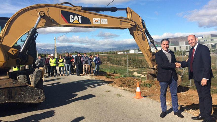 Elías Bendodo y Jorge Gallardo se saludan, esta mañana en Cártama.