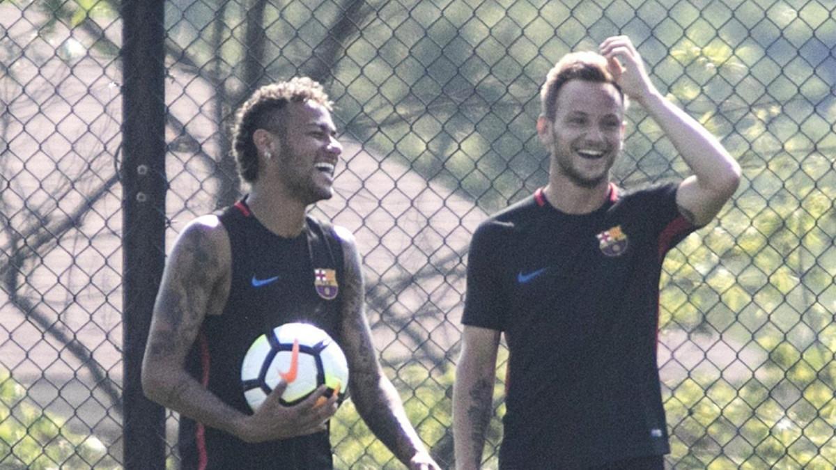 Neymar y Rakitic durante un entrenamiento del FC Barcelona en la gira por Estados Unidos del verano de 2017