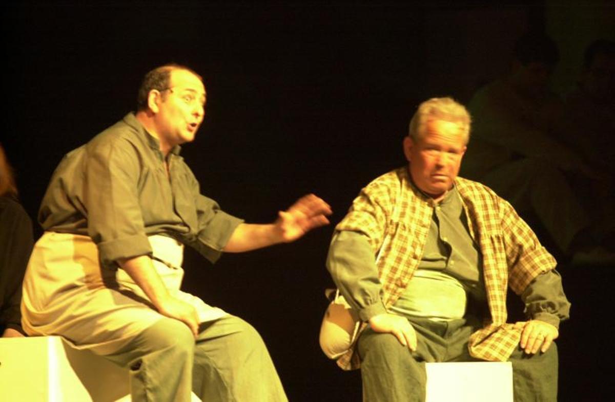 Joan Fígols (a la dreta), el 2002, en el paper de traginer a l'espectacle "Castellet, memòria mil·lenària"
