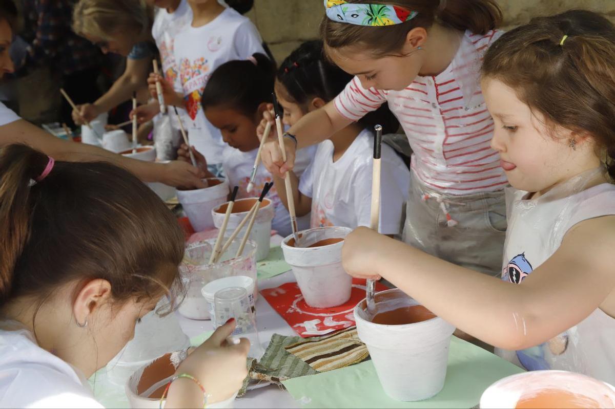 Taller de pintura de macetas en el CEIP López Diéguez.