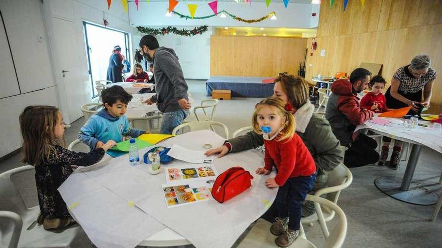 La realización de caretas se convirtió en el eje central para la preparación de un buen &quot;liborio&quot;. // I. Abella