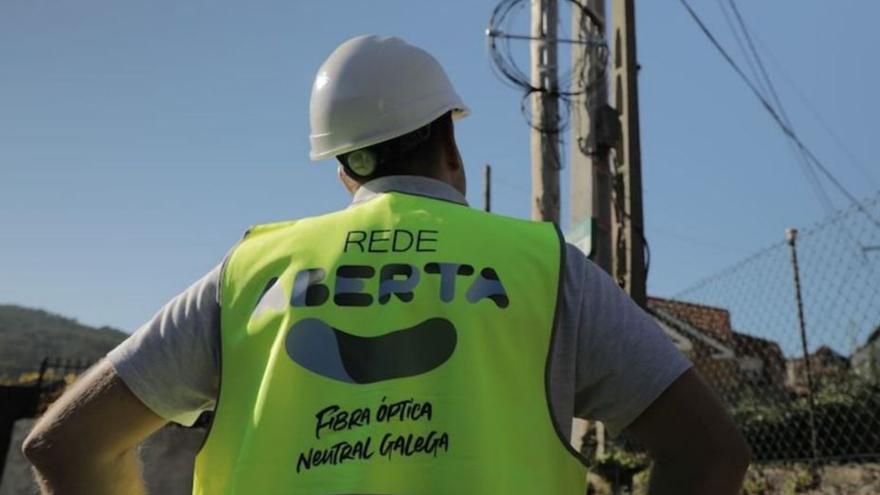 Un operario preparando conexiones para extender la fibra / rede aberta