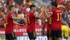 Dani Olmo, Carlos Soler y Marcos Alonso celebran el primer gol de España en el partido contra República Checa en la Liga de Naciones.