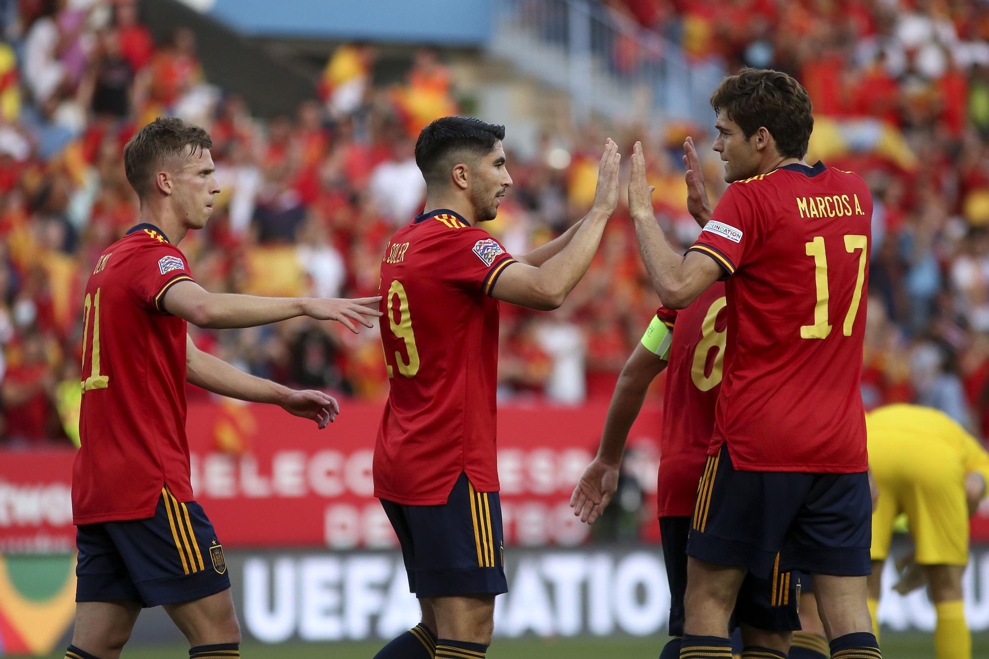 Dani Olmo, Carlos Soler y Marcos Alonso celebran el primer gol de España en el partido contra República Checa en la Liga de Naciones.
