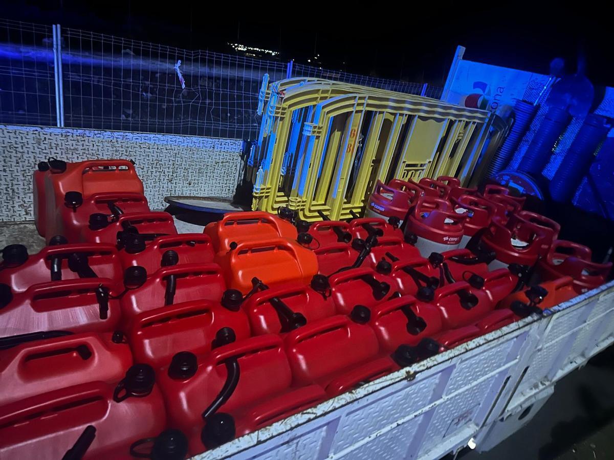 Garrafas gasolina y bombonas halladas en Parque La Reina